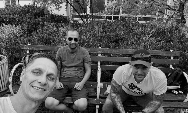 Dirk Dittrich, Fotograf aus Sömmerda, mit seinen Freunden Christian und Josh auf dem Gelände der Charité in Berlin