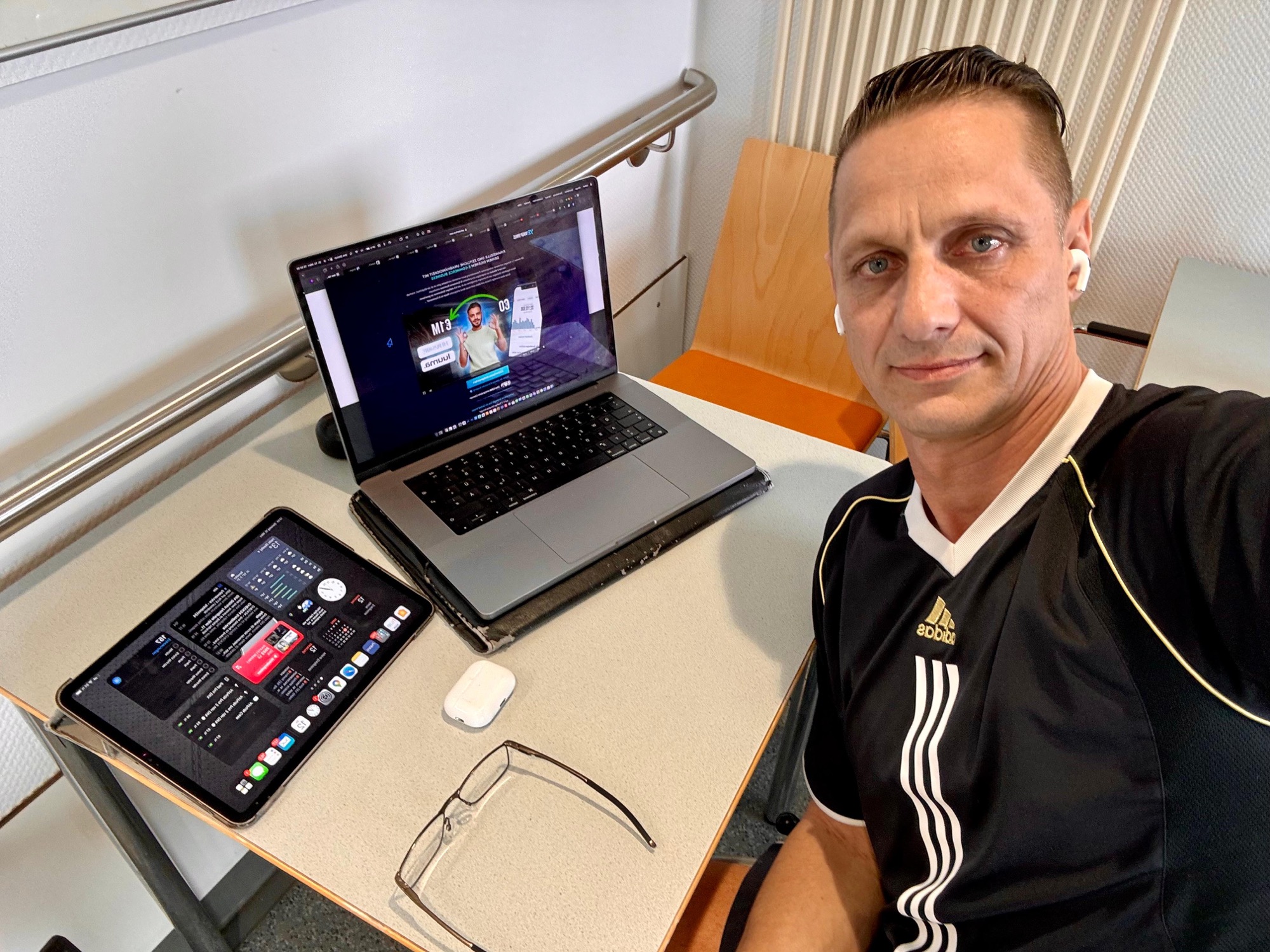 Dirk Dittrich arbeitet während seines Klinikaufenthalts auf dem Krankenhausflur am Laptop