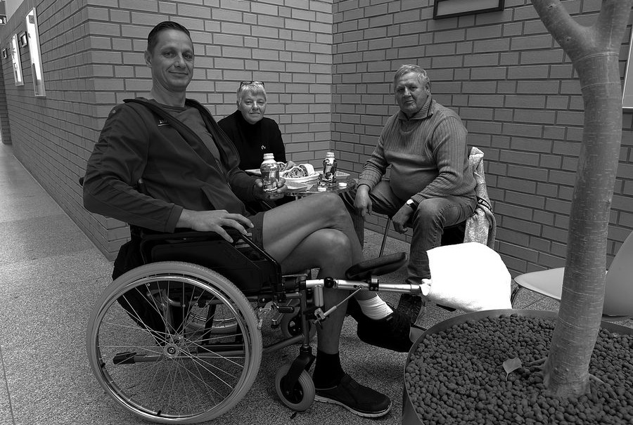 Dirk Dittrich, Fotograf aus Sömmerda, im Rollstuhl mit seinen Eltern in der Klinik Halle, September 2022