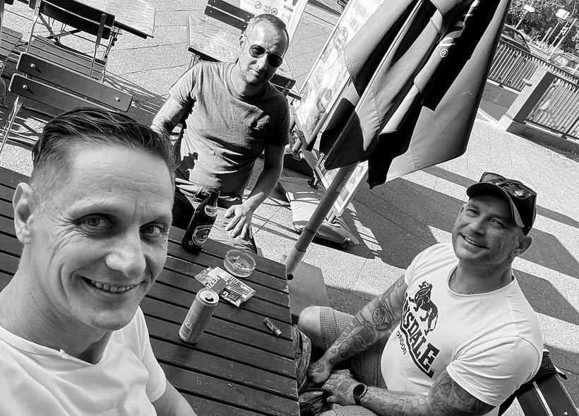 Dirk Dittrich, Fotograf aus Sömmerda, im Rollstuhl mit seinen Freunden Christian und Josh in Berlin