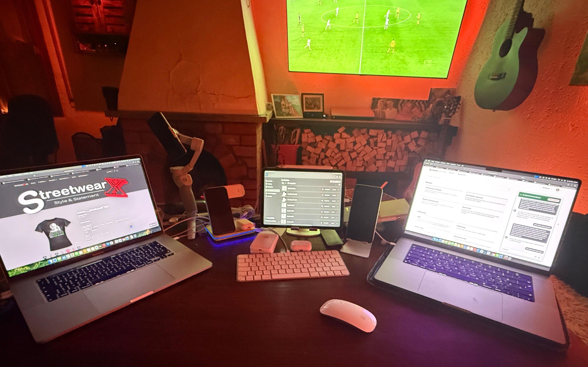 Der Schreibtisch von Dirk Dittrich mit zwei Laptops, auf denen der StreetwearX Shop geöffnet ist