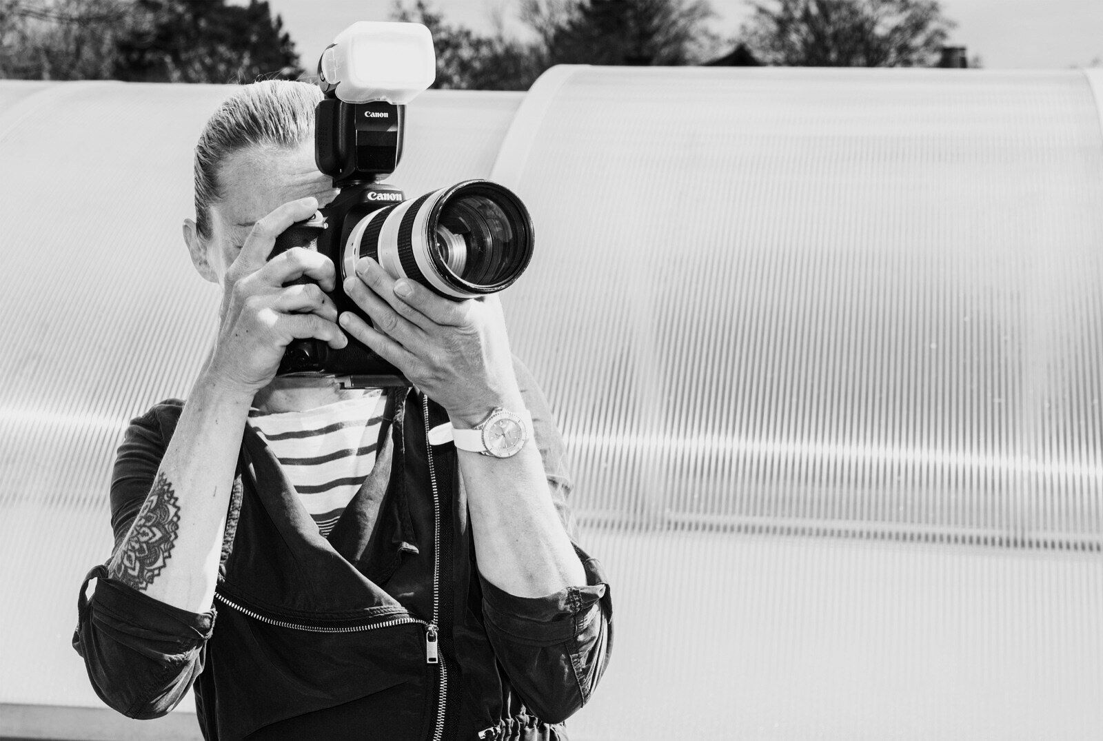 Josi, Assistentin von Fotograf Dirk Dittrich aus Sömmerda, fotografiert mit der Kamera