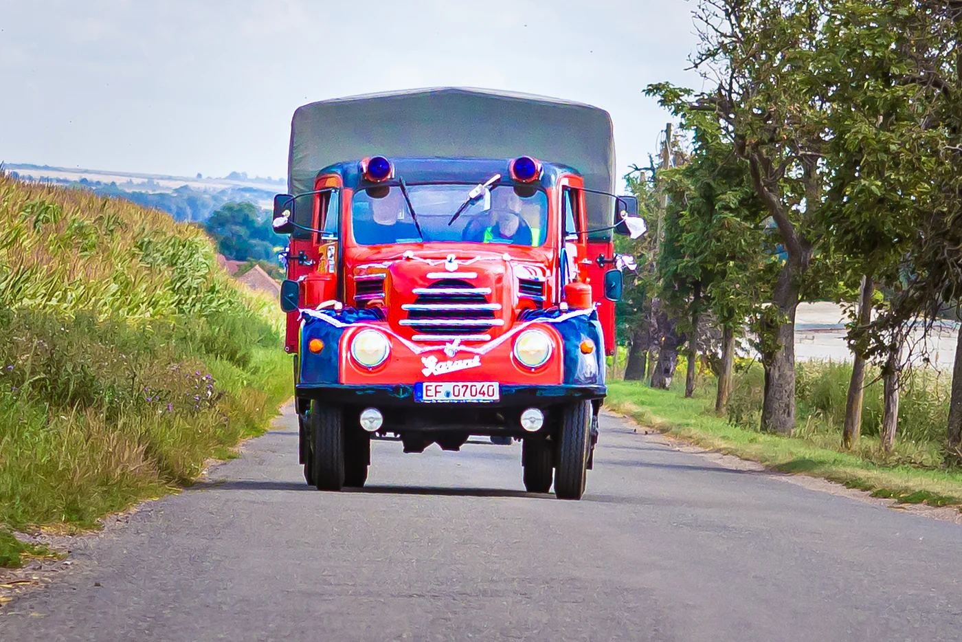 Roter Robur Garant Feuerwehr-Oldtimer kommt auf einer Landstraße bei Gebesee entgegen