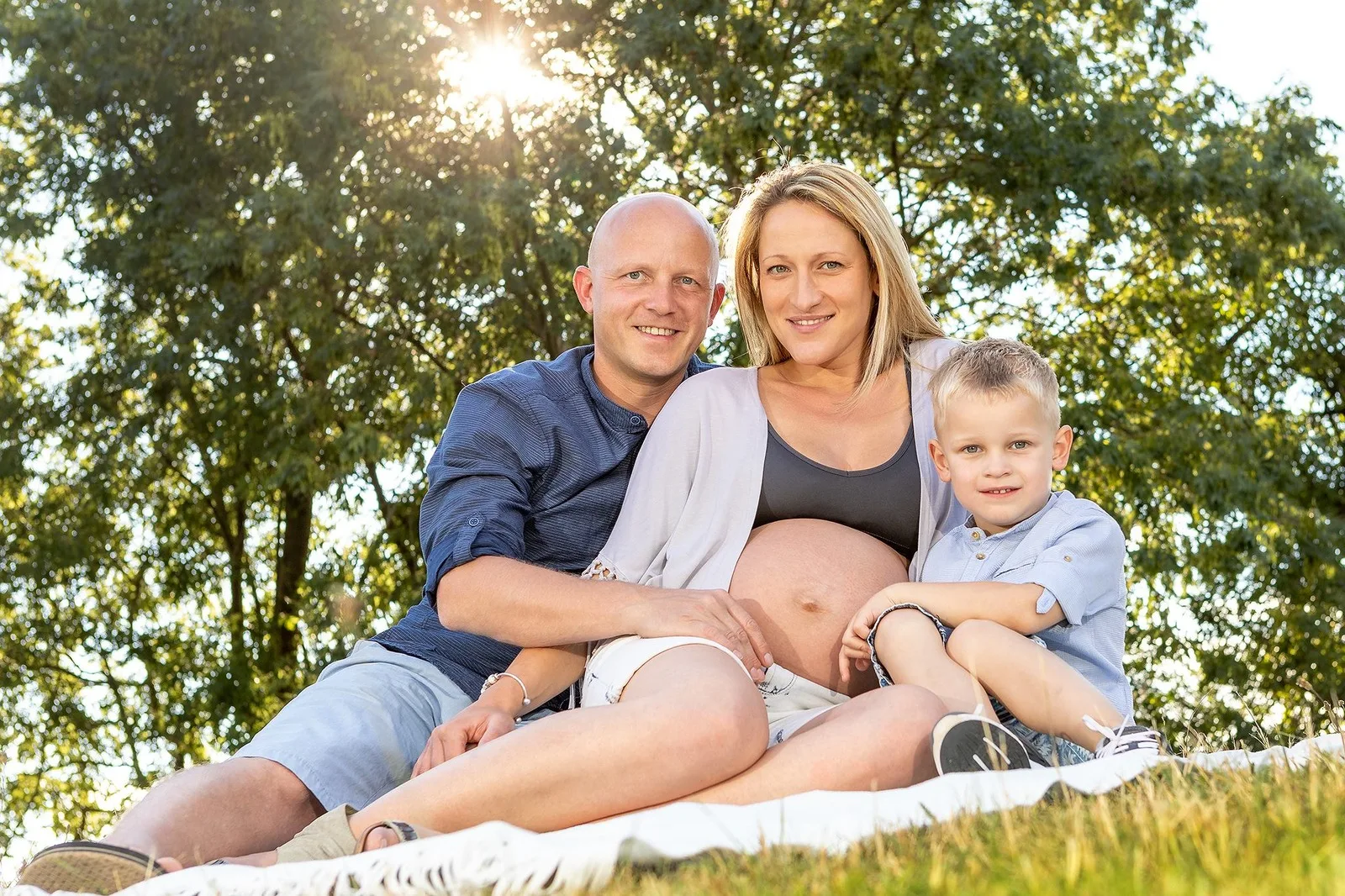Familie auf einer Picknickdecke