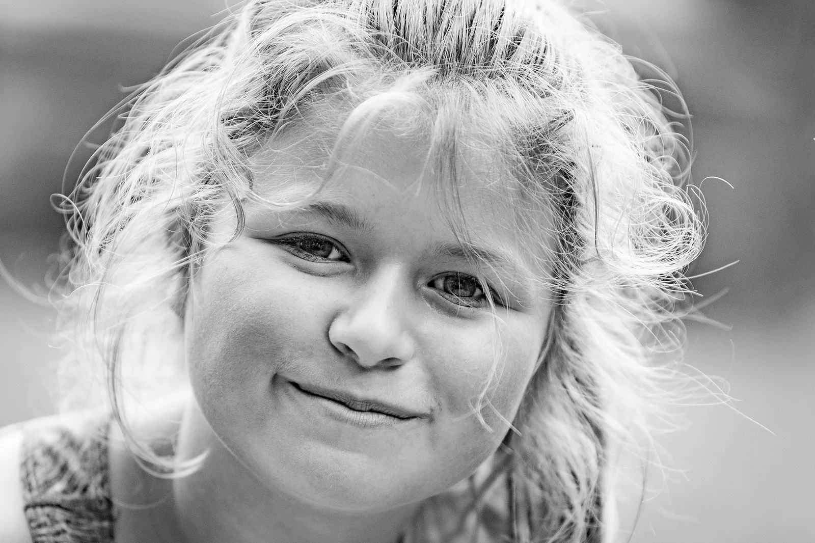 Mädchen im Grundschulalter, Nahaufnahme in Schwarzweiß